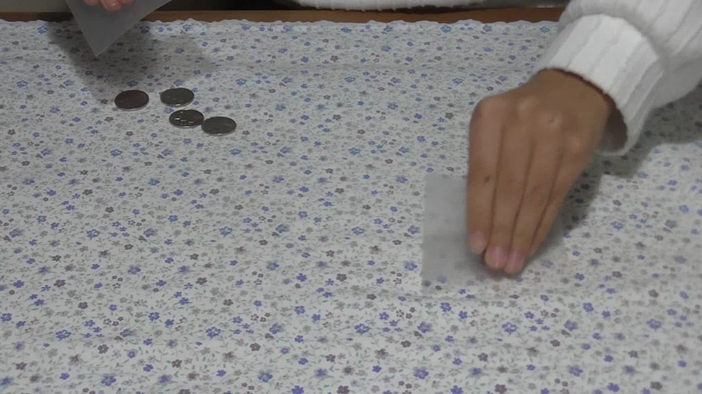 ⑩　これで4枚のコインが1カ所にあつまりました。左手でつかんだコインはそのままカードの下においておきます。